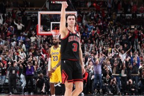 芝加哥公牛转会期回应争议，志在NBA常规赛名次提升，更衣室稳定，团队化学反应显著的简单介绍