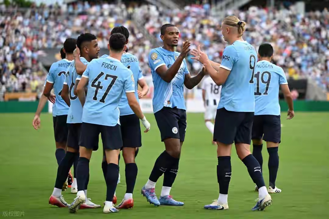 英超2324曼城棉衣球员入场训练服